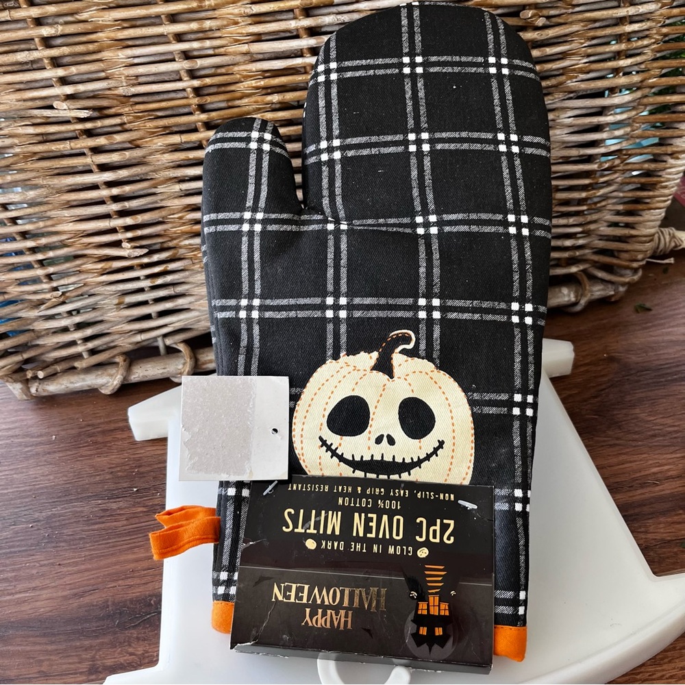 Halloween Black Plaid Oven Mitts with glow in dark pumpkin design. (2) NWT - Picture 2 of 3